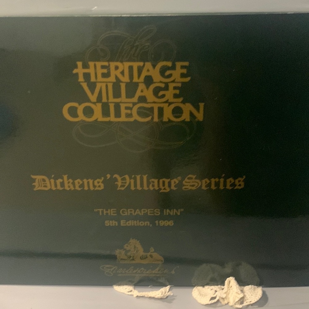 Dept. 56 Heritage Village Dickens' series "The Grapes Inn" #57534 -1996 with Box